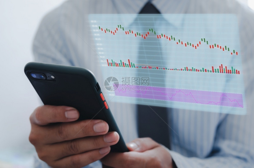 商人使用移动电话分析股票市场和经济增长图并在虚拟屏幕商业战略中标注图金融与银行数字营销活动FinanceandBanksDigi图片