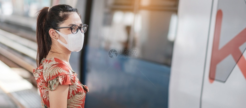 在车站戴防护口罩的女性图片