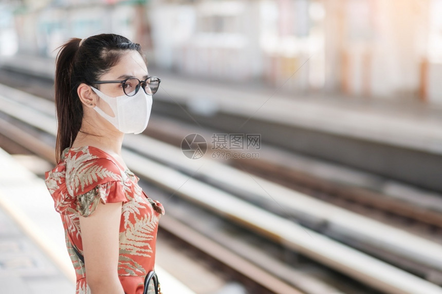 在车站戴防护口罩的女性图片