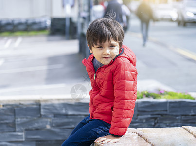 户外坐在台阶上的小男孩图片