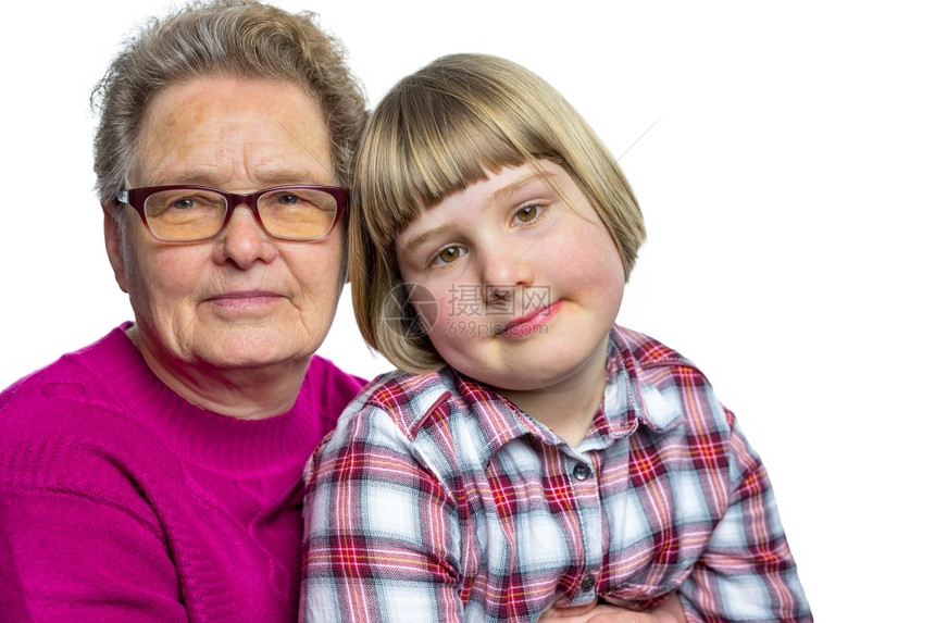 家庭年龄白种人孙女坐在祖母的膝盖上孤立在白种背景色的图片