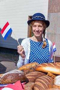 和平在荷兰庆祝解放日时白种女人拿着面包挥荷兰庆祝解放日裙子四十年代图片
