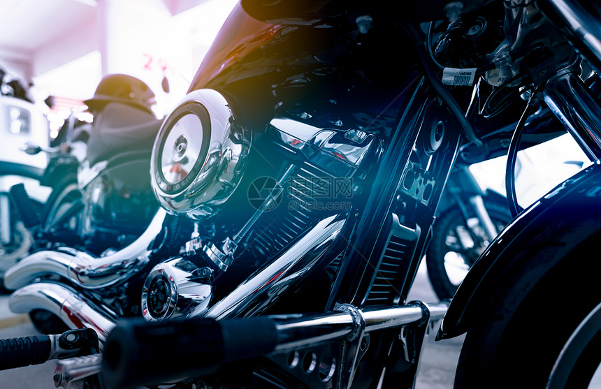 选择地将重点放在摩托车发动机上关闭摩托车排气管引擎保护空气过滤器和后制动踏板摩托车工业ShinyChrome机动摩托车发Vant图片