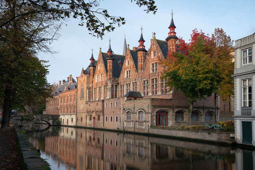 城市景观清晨的心情比利时布鲁日的频道与古老建筑物在水面上反射城市的渠道图片