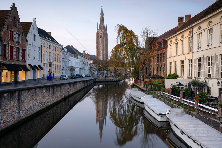 风景优美兴趣清晨的心情比利时布鲁日的频道与古老建筑物在水面上反射全景图片