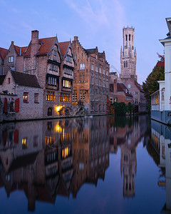 目的地清晨心情比利时布鲁日的频道与古老建筑物在水面上反射文化假期图片