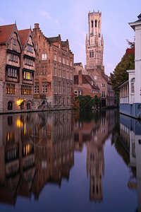 早晨风景优美游客清晨的心情比利时布鲁日的频道与古老建筑物在水面上反射图片