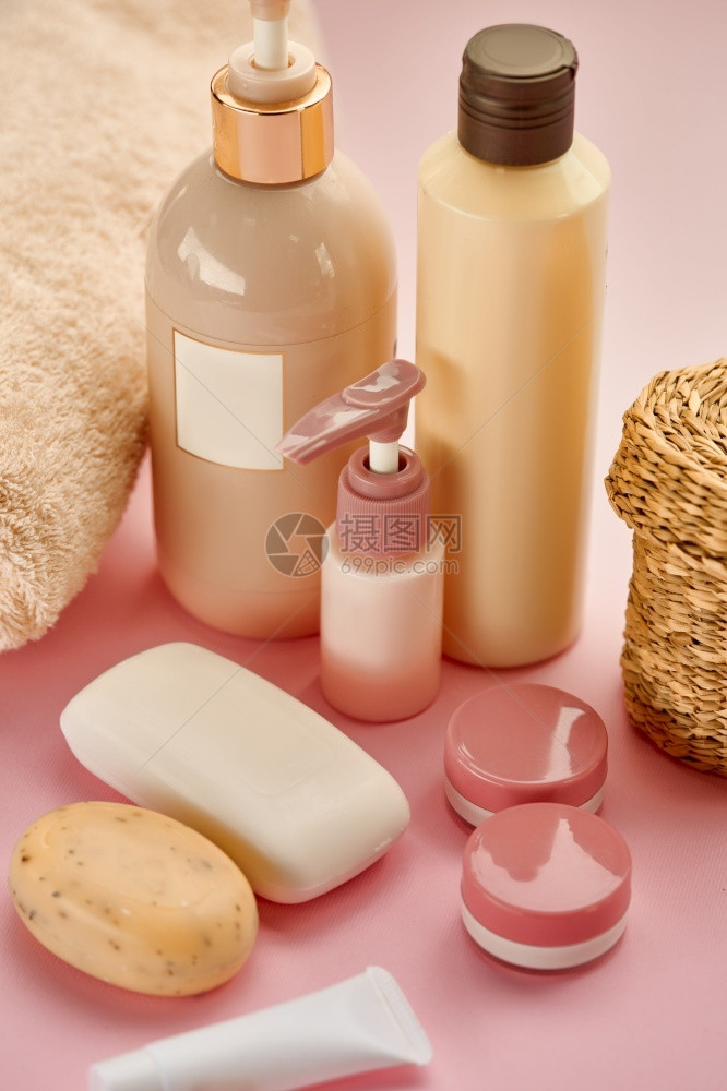 粉红背景的皮肤护理产品无任何人的保健程序概念卫生化妆品健康活方式粉红背景的SPA皮肤护理产品无任何人浴室肥皂盐图片