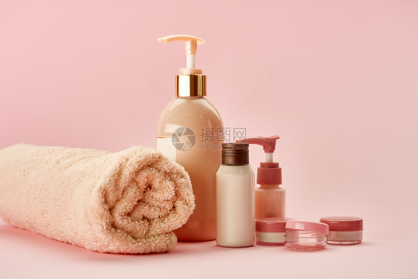 粉红背景的皮肤护理产品无任何人的卫生保健程序概念卫生化妆品健康活方式无任何人的液体海奶油图片