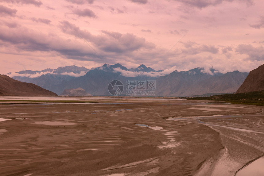 美丽巴尔蒂斯坦基吉尔特俾提斯坦Skardu的Katpana寒冷沙漠流经巴基斯坦GilgitBaltistan的印度河宁静图片