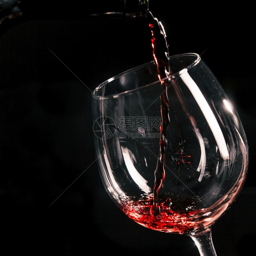 高的美丽将酒倒入玻璃溶液中高品质的美丽光照将红酒倒入玻璃优质的美丽光照概念液体图片