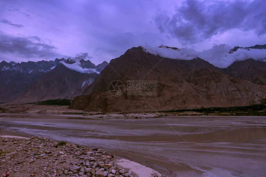 宁静全景巴基斯坦吉尔特俾提斯坦Skardu的Katpana寒冷沙漠流经巴基斯坦GilgitBaltistan的印度河景观图片