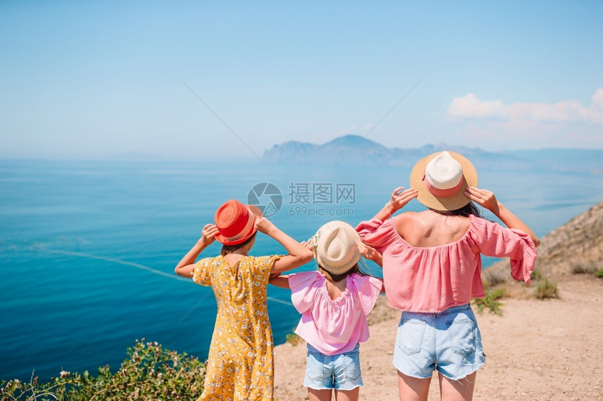 一家人享受海边风景图片