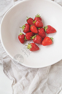 八段锦益处乡村多汁美味成熟的草莓在盘子上顶视图铭文的地方多汁成熟的草莓在盘子上顶视图铭文的地方最佳红色背景