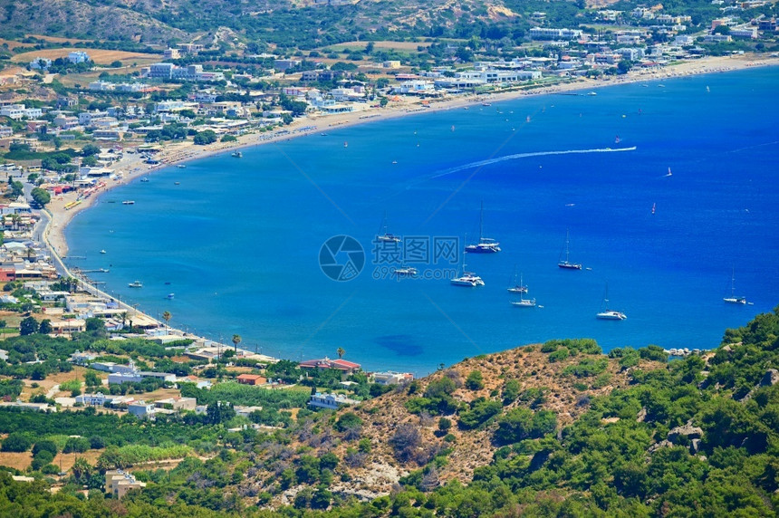 旅游度假胜地希腊岛的美丽海滩和景对暑假来说是美丽的概念具有丰富多彩的背景教堂村庄水图片