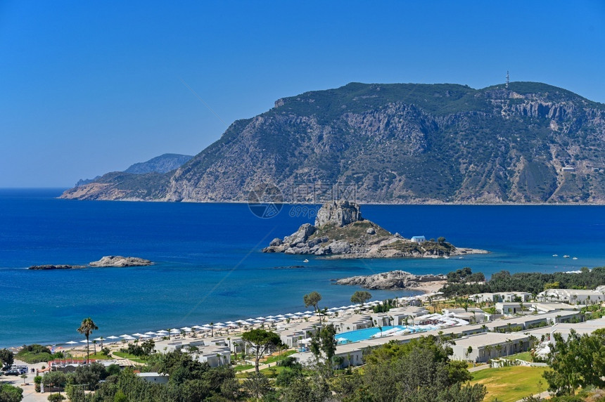 教堂蓝色的为了旅游度假胜地希腊岛的美丽海滩和景对暑假来说是美丽的概念具有丰富多彩的背景图片