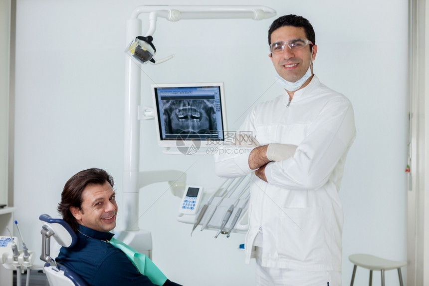 人们牙医在科工作室与病人一起微笑的牙医白色友好图片
