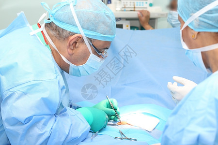 工具腹股沟医生在手术室缝线医疗保险高清图片