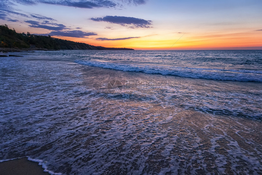 令人惊叹的海流波浪广角风景美丽的海上第一射线照亮的美景支撑光线日落图片