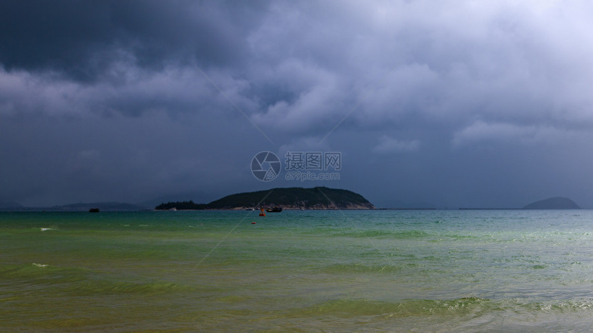 海面上阴云多彩的天空自然摄影背景夜晚魔法上图片