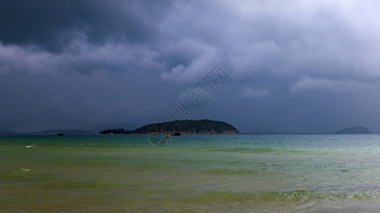 海面上阴云多彩的天空自然摄影背景夜晚魔法上图片