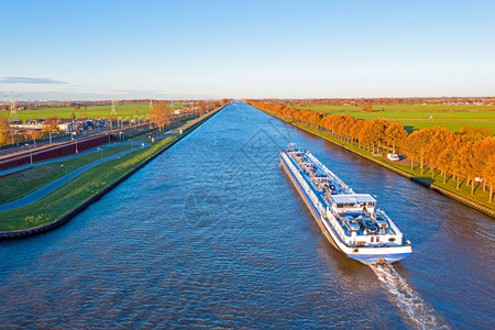 乌得勒支建筑学从荷兰阿姆斯特丹里延运河上一艘货船起飞的机老图片