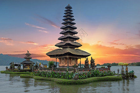 晴天印度尼西亚巴厘岛乌伦达努寺Beratan湖日落普拉寺庙图片