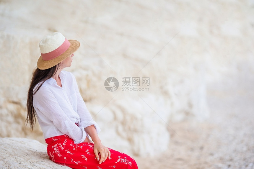 沙滩上的女人享受假期图片