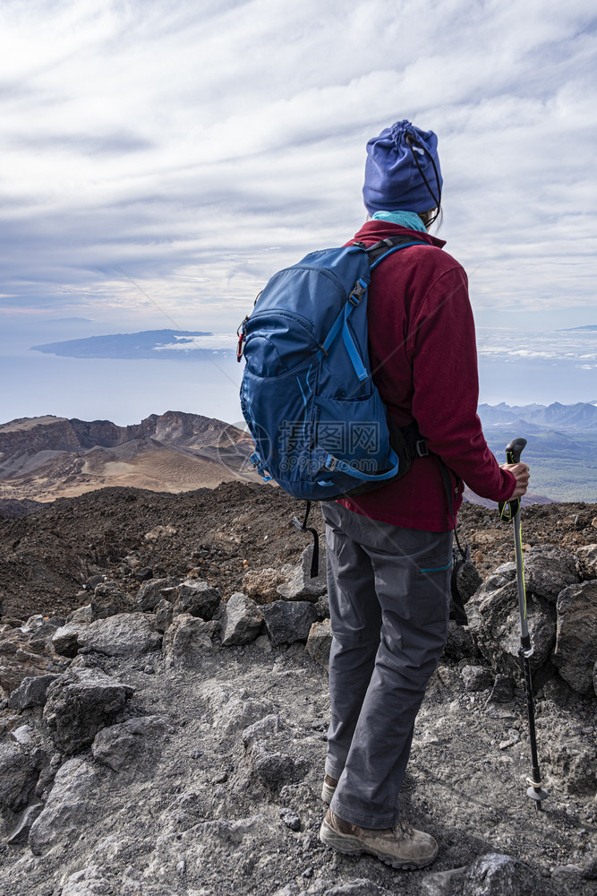 自由爬坡道齐备装全的高级登山者站立在有风景的岩石坡道上旅游图片