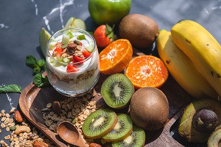 绿色特写营养酸奶桌上有许多水果食品美和饮料概念有机甜点主题勺子果味图片