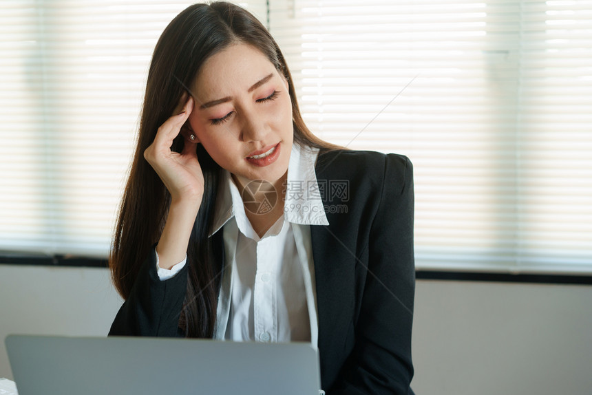 思维女士天亚洲商业妇女长时间在电脑上工作的压力很大办公室综合症概念长期与计算机打交道的亚洲商业妇女图片