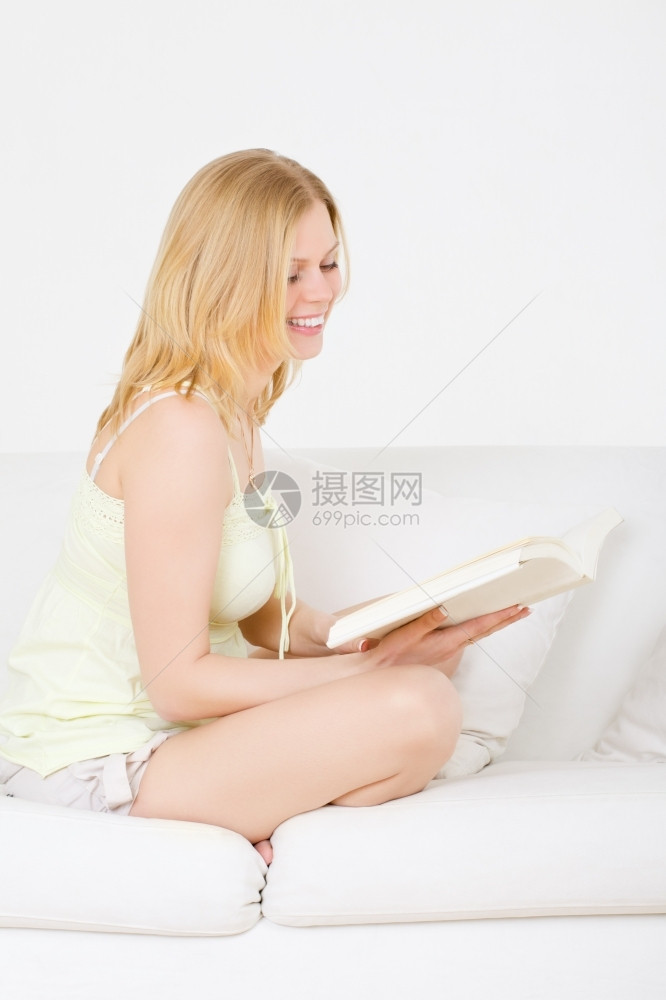 在家沙发上看书的可爱年轻女孩赤脚独自的可爱图片