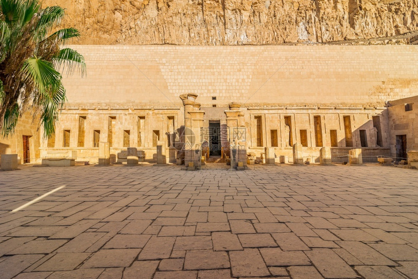 建造墙法老在哈特谢普苏寺庙内有带雕像和柱子的大厅在哈茨休普特寺内有埃及厅图片