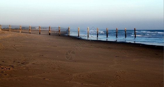晴天Ormond海滩日落天空和蓝水很美颜色波浪图片