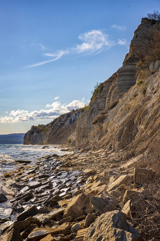 美丽太阳娱乐位于黑海垂直视图处的石块海岸线上图片