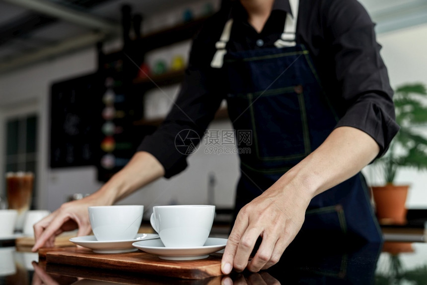 机器马克杯泰国咖啡店制造商手持机上的有选择焦点白咖啡杯因图片