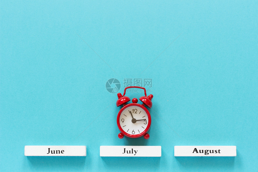 木日历夏季月份和7在蓝色背景上的红闹钟概念月时间木制的最小季节图片