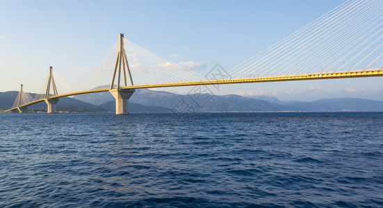 横跨希腊科林斯湾海峡的斜拉式悬索桥是世界上最长的多跨斜拉桥之一也是跨度希腊科林斯湾海峡最长的全悬式斜拉索桥穿越海洋梁图片