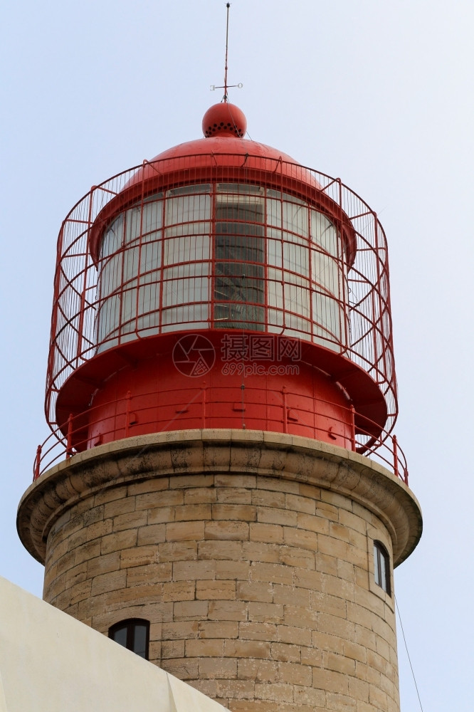 红色的葡萄牙阿尔加夫的PontadaPiedade灯塔白色的安全图片