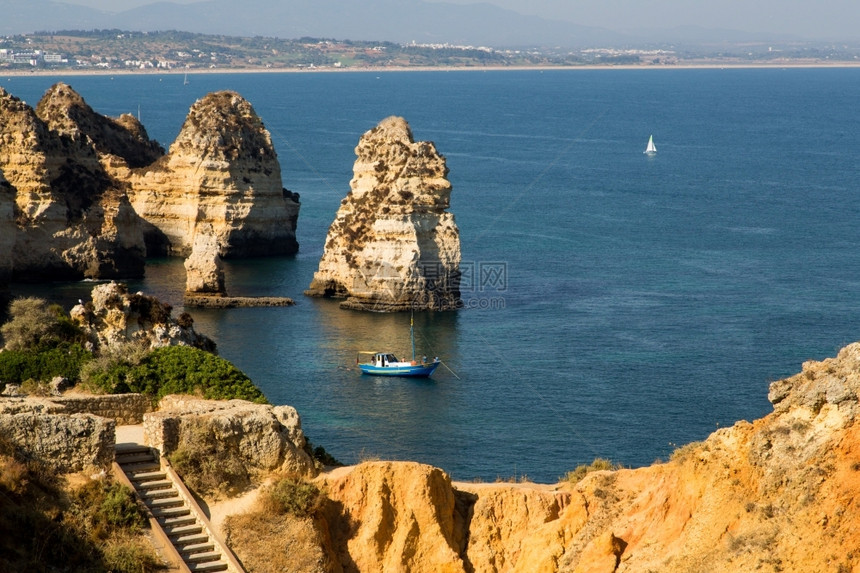 形成波纹葡萄牙Algarve的著名PontadaPiedade岩石大西洋图片