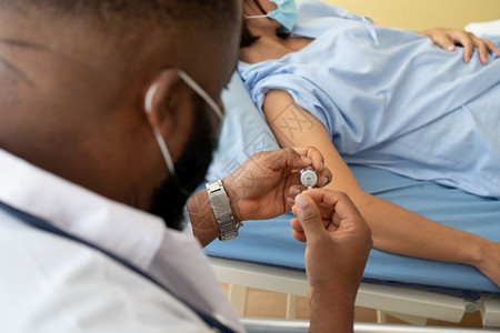 医生为病人接种预防冠状流感疫苗图片