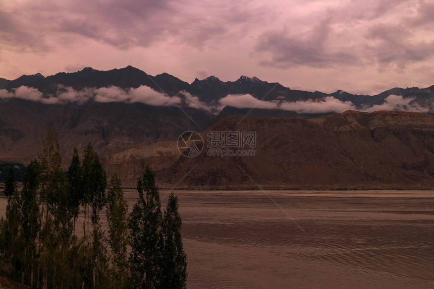 巴基斯坦吉尔特俾提斯坦Skardu的Katpana寒冷沙漠流经巴基斯坦GilgitBaltistan的印度河环境梧桐旅游图片