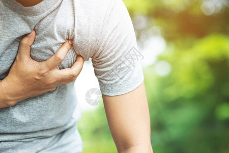 痛苦公园患有胸部疼痛的男子户外心脏病发作或严重锻炼导致身体震动心脏病重的背景