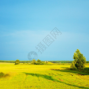 空气乡村的农夏季风景观有干草田和风暴云图片
