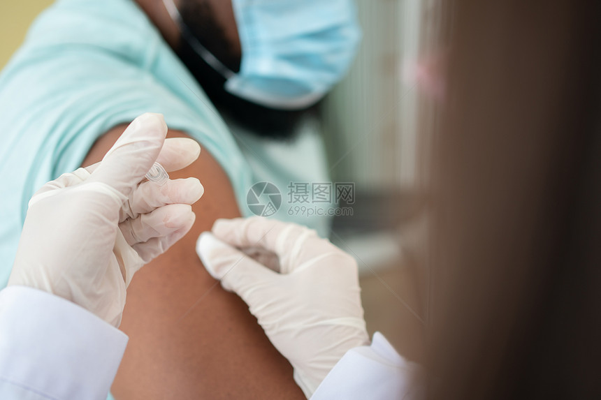 接受疫苗接种的非洲男人图片