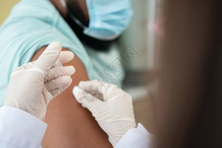 接受疫苗接种的非洲男人图片