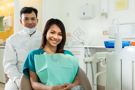 在牙科诊所治疗的患者图片
