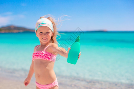 海滩上的小姑娘夏日防晒图片