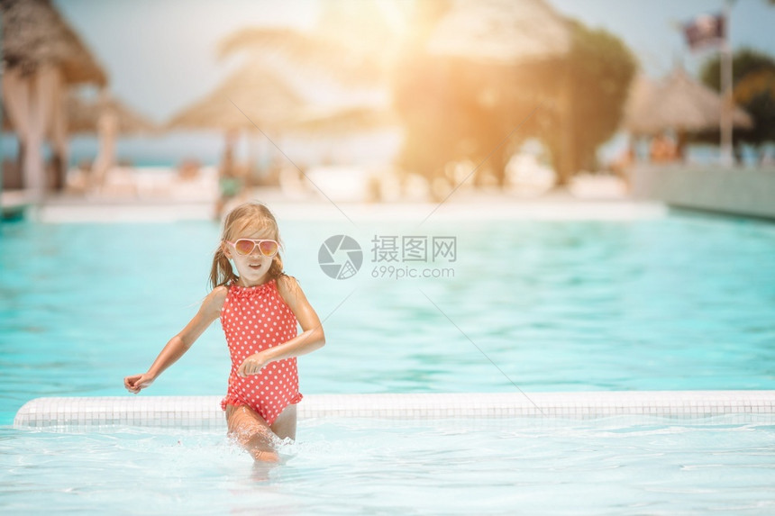 小女孩游泳池暑假放松图片