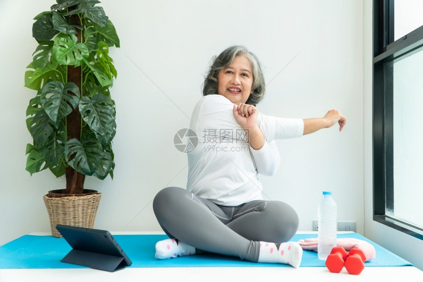 居家运动拉伸的老年女性图片